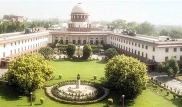 Supreme Court of India exterior with courtyard.